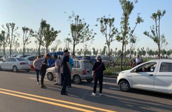 總部職工協(xié)助利津縣高級中學開學當日現(xiàn)場梳理交通